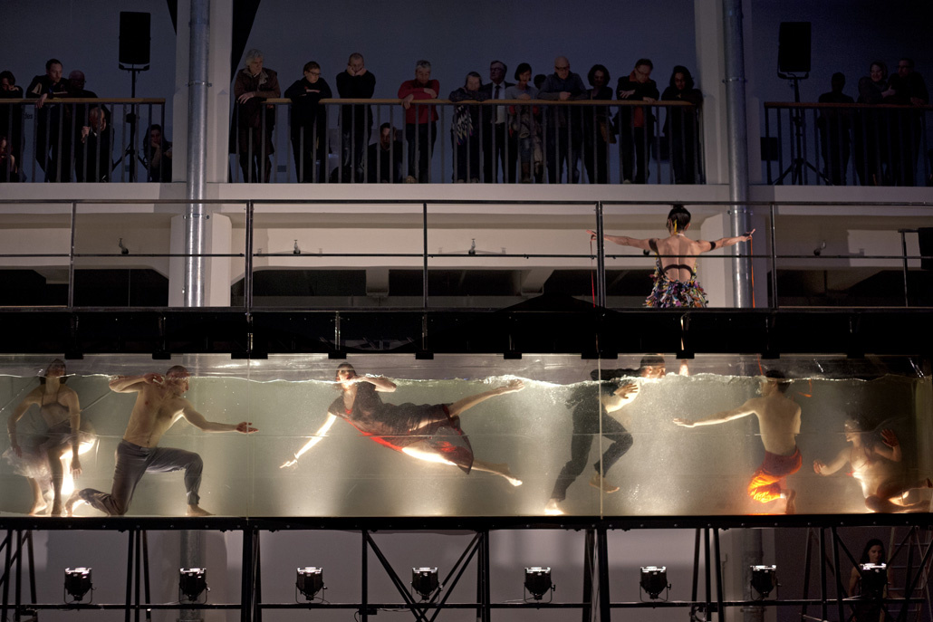 TänzerInnen in einem Wasserbecken