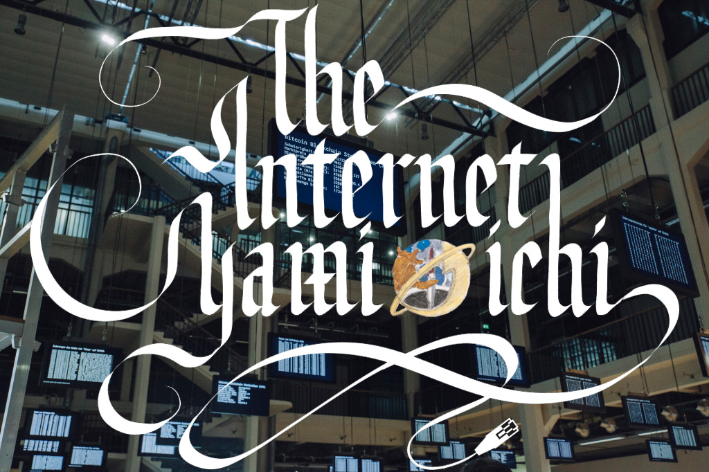 Schriftzug »The Internet Yami-Ichi« über der »Open Codes«-Ausstellung