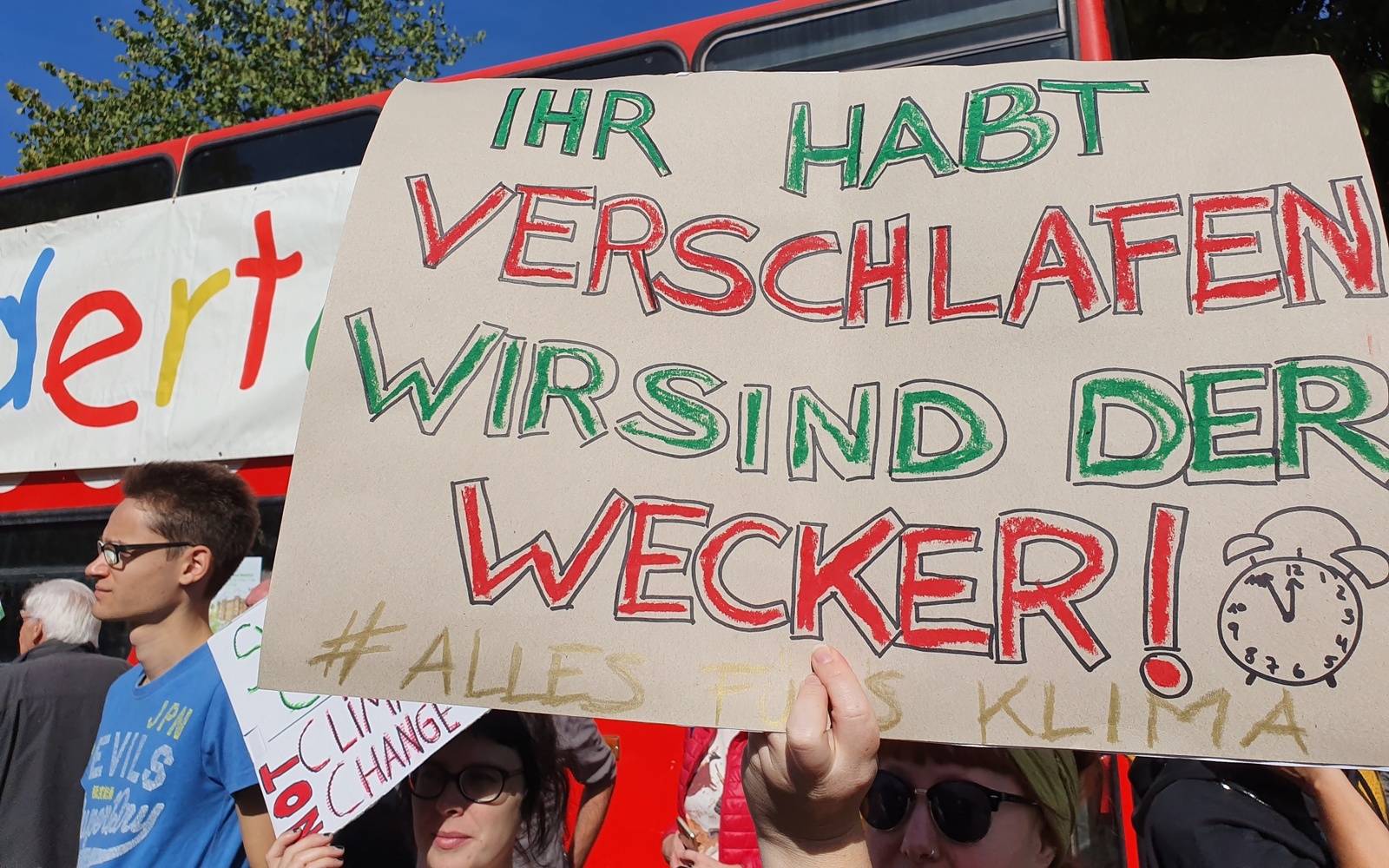 Das gezeigte Plakat wurde während der Demonstration von Fridays for Future am 20. September 2019 von SchülerInnen hochgehalten. Auf ihm steht »Ihr habt verschlafen wir sind der Wecker!«