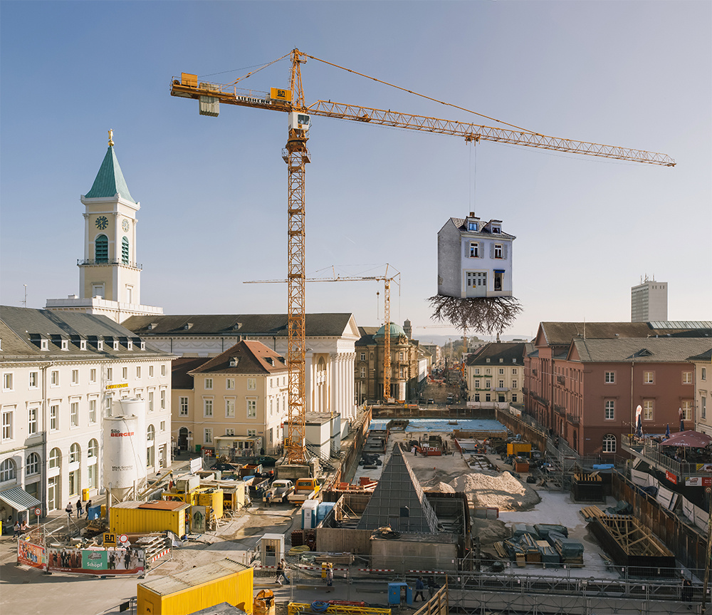 Haus hängt an einem Kran