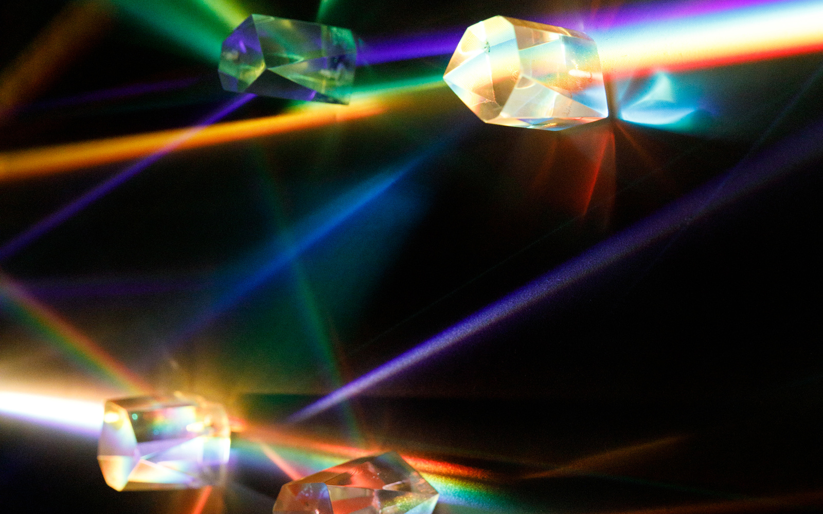 Prismen streuen Licht in kleine Regenbögen