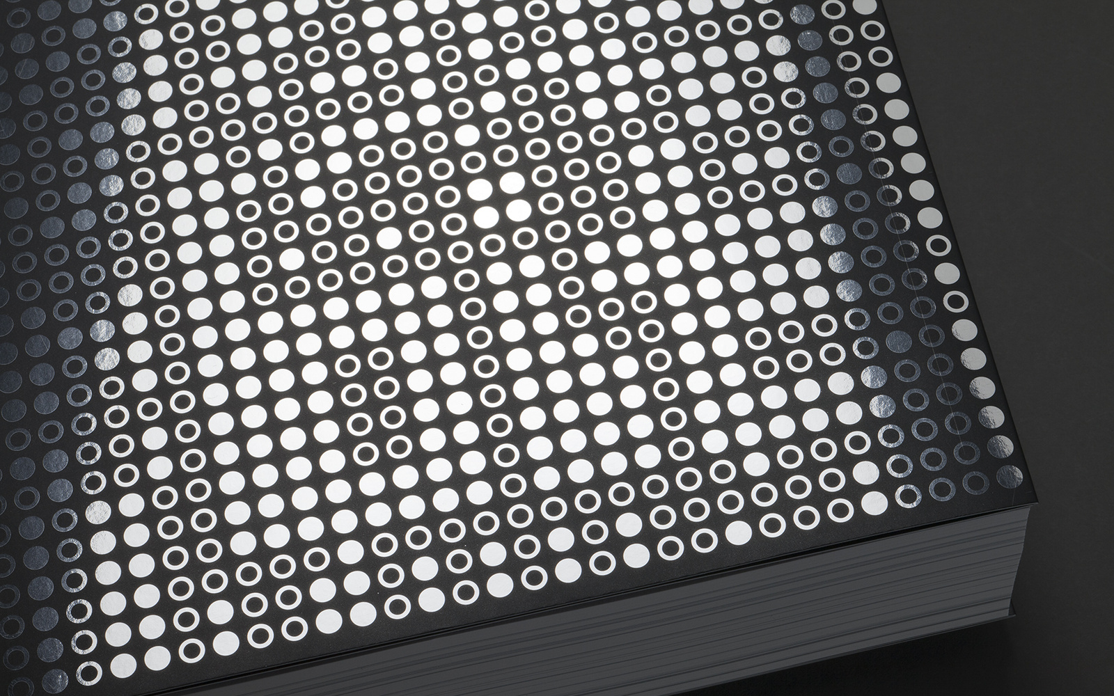 Vorderseite des Buchs „A little Known Story about a Movement, a Magazine, and the Computer’s Arrival in Art“: leere und ausgefüllte silberne Kreise auf schwarzem Grund, die Binärcode symbolisieren