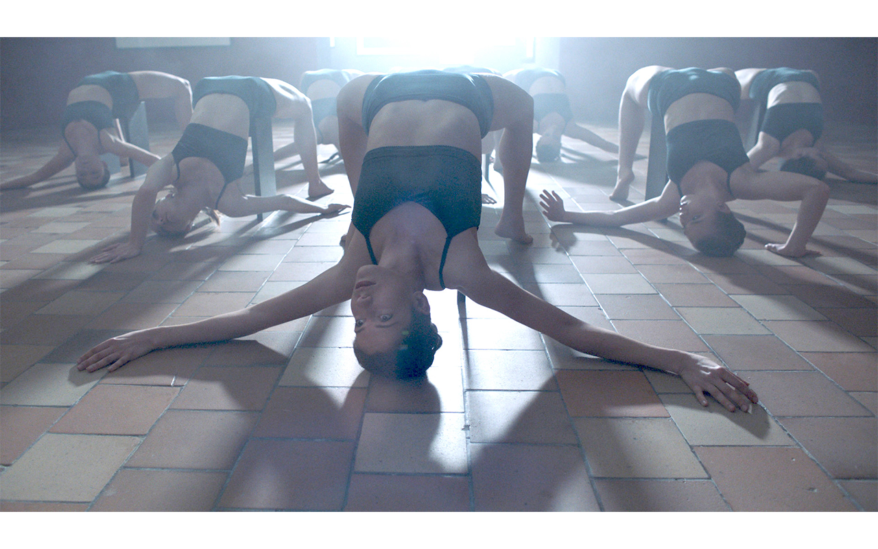 Frauen bei einer Tanzperformance