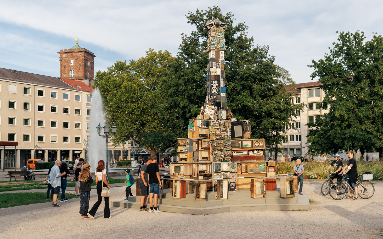Zu sehen ist eine interaktive Klangskulptur, erbaut aus recycelten Lautsprechern, Röhrenradios und Tastaturen.