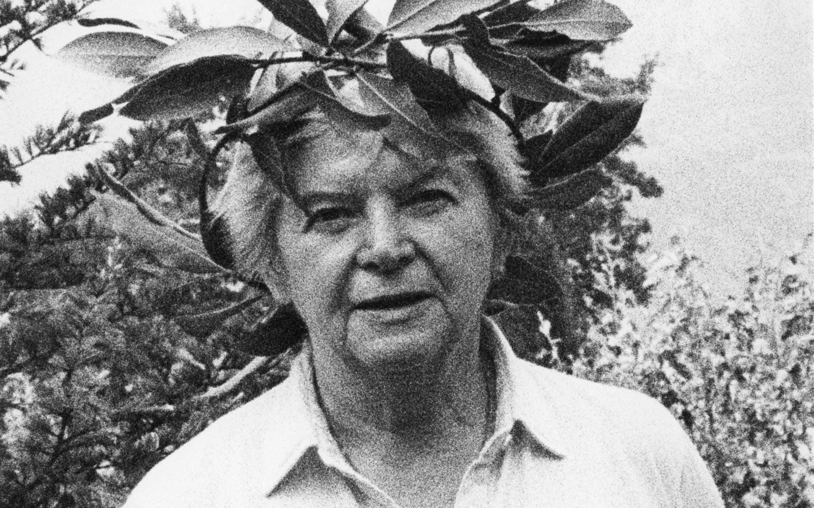 Elisabeth Walther-Bense mit einem Lorbeerkranz im Haar.