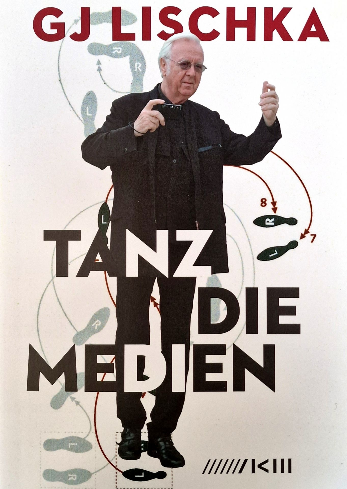 Zu sehen ist ein Mann, GJ Lischka, er ist in einer tanzenden Bewegung festgehalten und die Schrift TANZ DIE MEDIEN zieht sich über das Bild