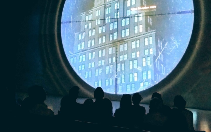 Projektion eines Visiers, das auf ein Gebäude zielt 