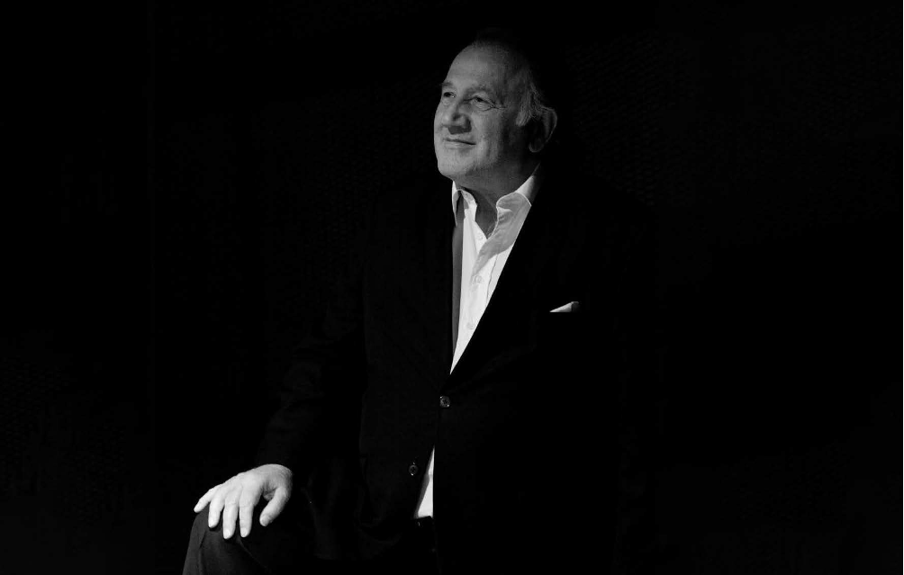 Das Bild zeigt Peter Weibel in Schwarz-Weiß in der Halbnahen.