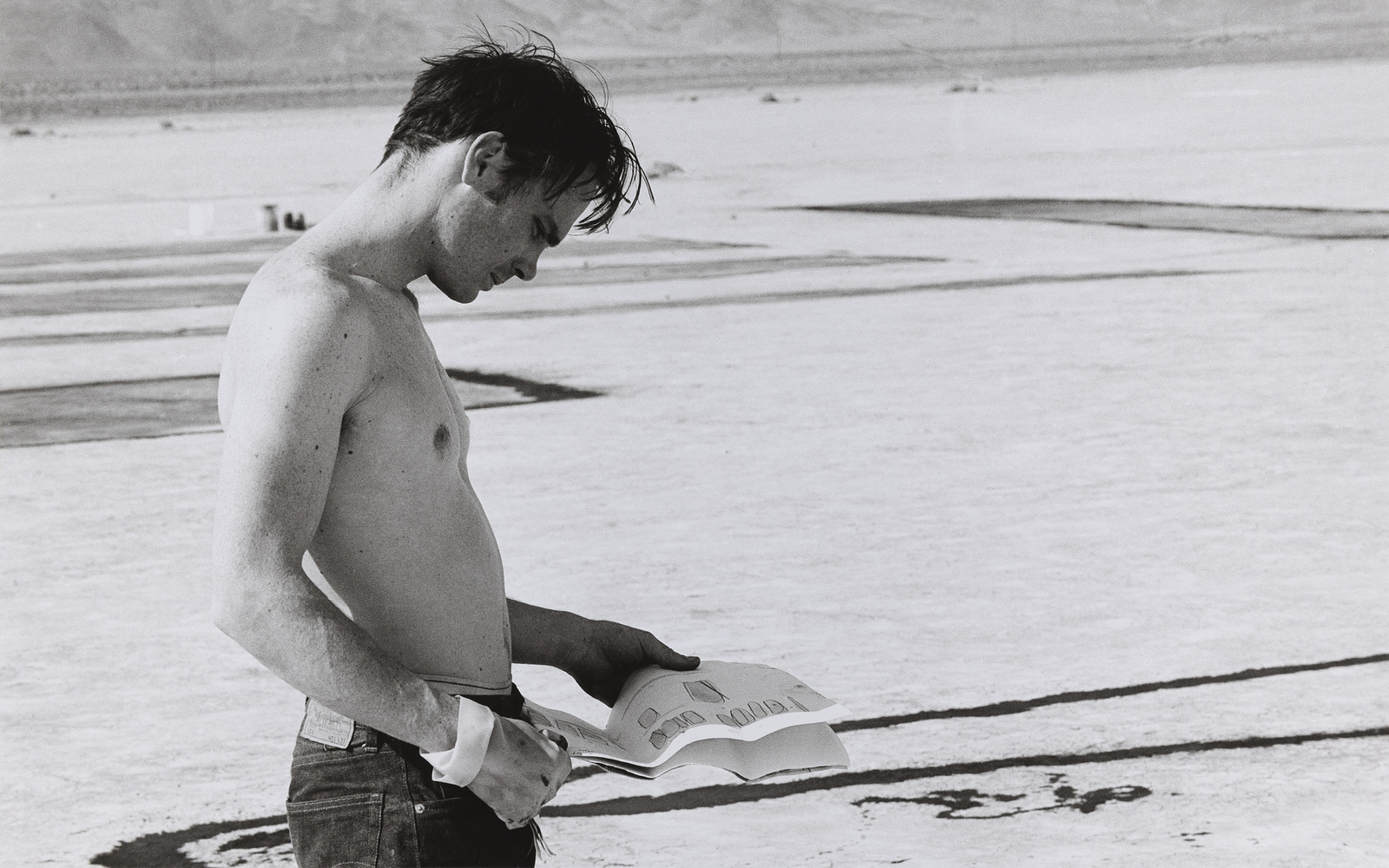Michael Heizer während der Dreharbeiten zu ›Coyote‹, Coyote Dry Lake, Kalifornien, USA, März 1969