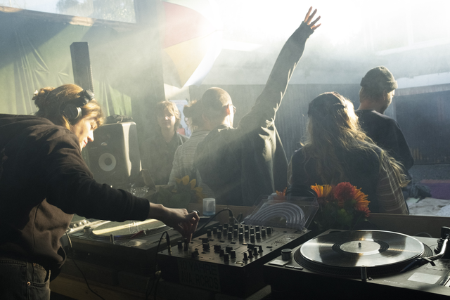 Mehrere Personen tanzen zu einem DJ-Set.