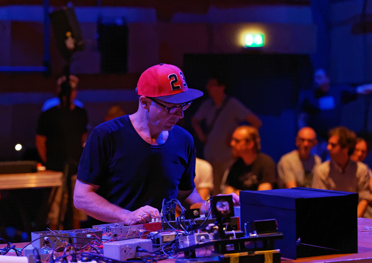 Gert-Jan Prins während der Performance »Black Smoking Mirror« im ZKM-Kubus im Rahmen des Festivals »Sonic Experiments« im Juli 2015.