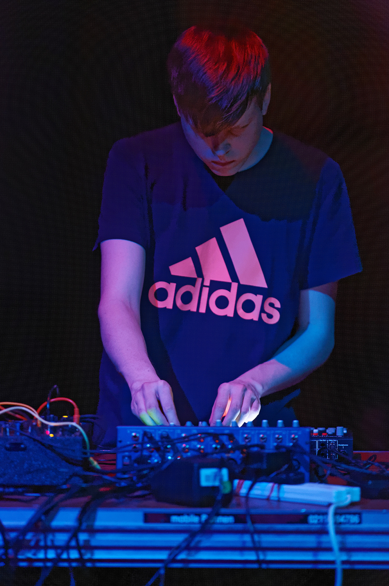 Der Klangkünstler und Musiker Helm während seines Auftritts im ZKM-Kubus im Rahmen des Festivals »Sonic Experiments« im Juli 2015.