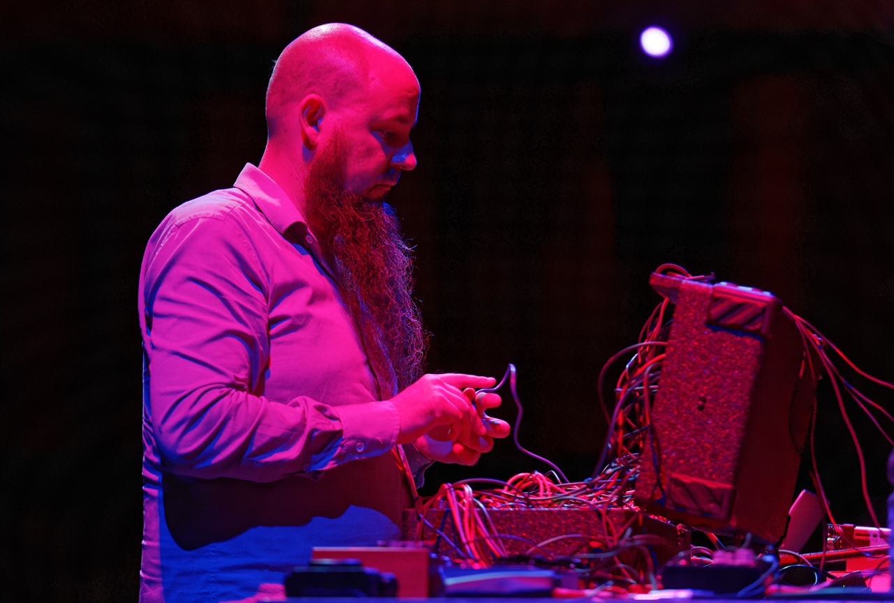 Der Klangkünstler und Musiker Keith Whitman während seines Auftritts im ZKM-Kubus im Rahmen des Festivals »Sonic Experiments« im Juli 2015.