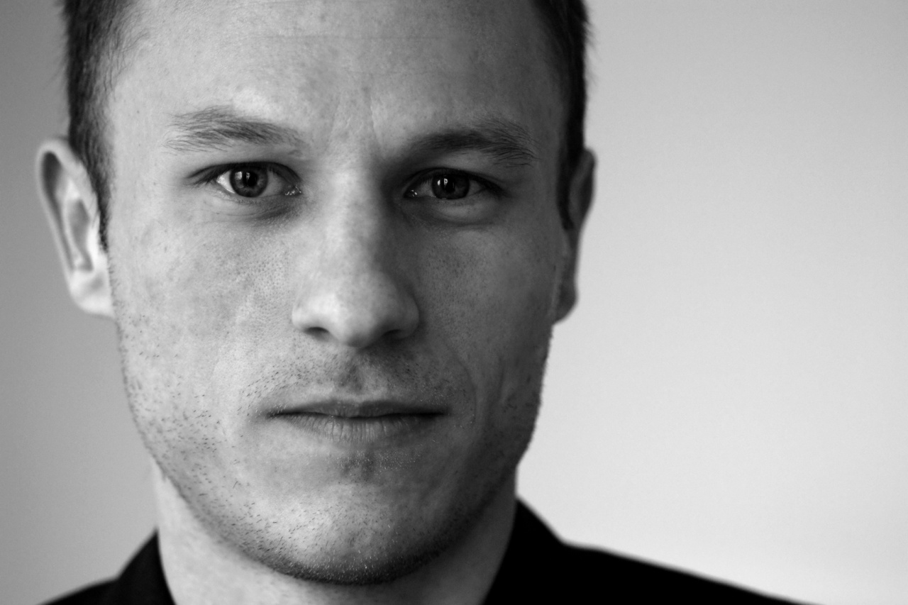 Photo of the face of the artist Ruediger John in black and white