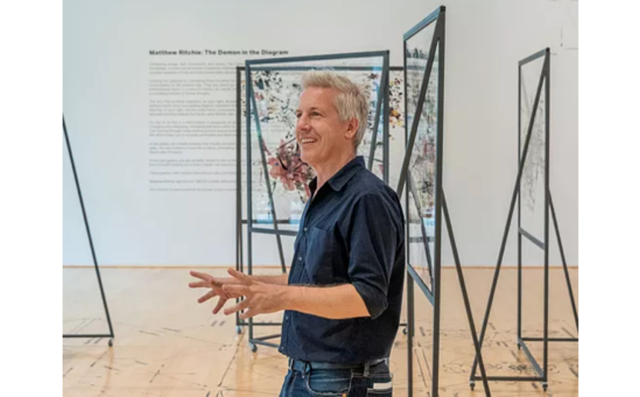 Matthew Ritchie in einer Kunstgalerie