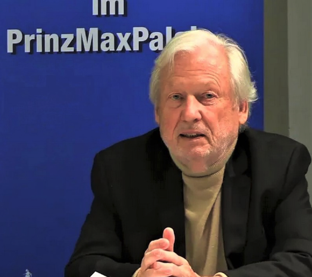Das Bild zeigt den Literaturwissenschaftler Jan Knopf bei einer Lesung.