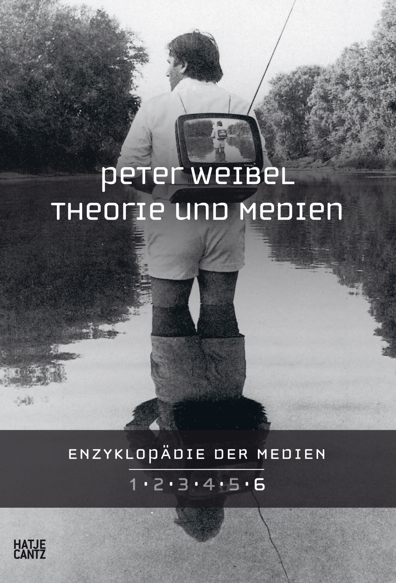 Cover der Publikation »Peter Weibel, Enzyklopädie der Medien«, es zeigt Peter Weibel in Schwarz-Weiß mit einem Bildschirm auf dem Rücken.