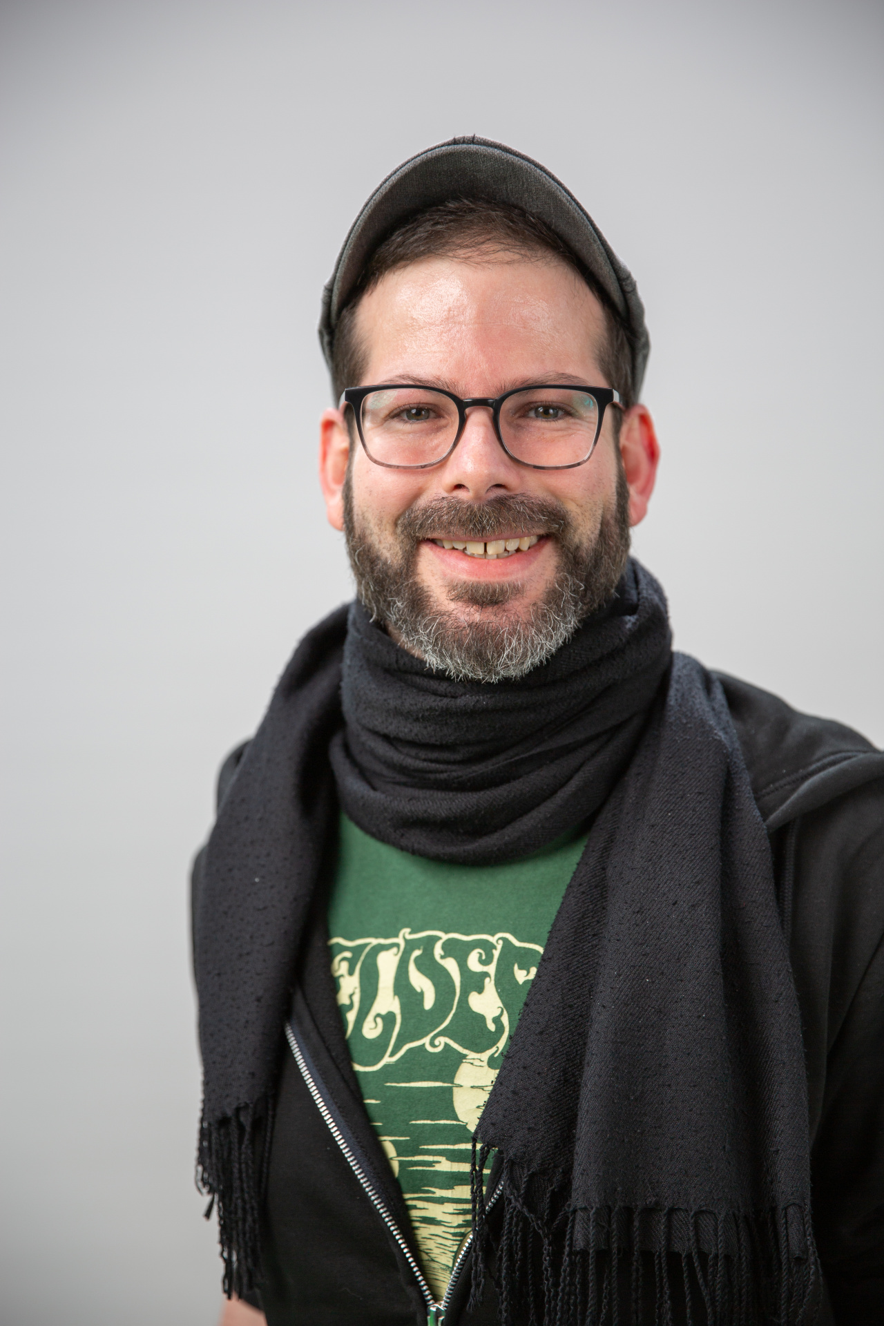 stehender Mann mit Mütze und Brille