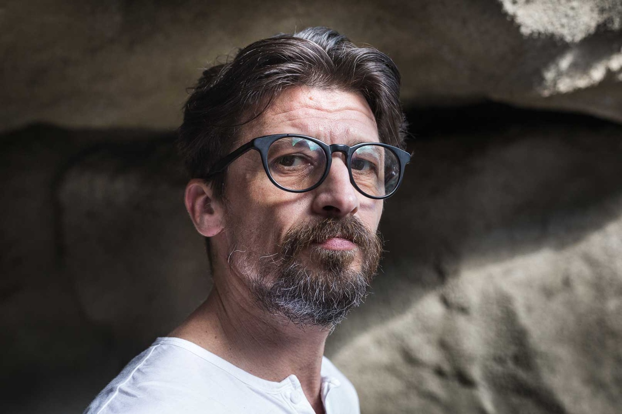 Zu sehen ist das Portraitfoto einer Person. 
