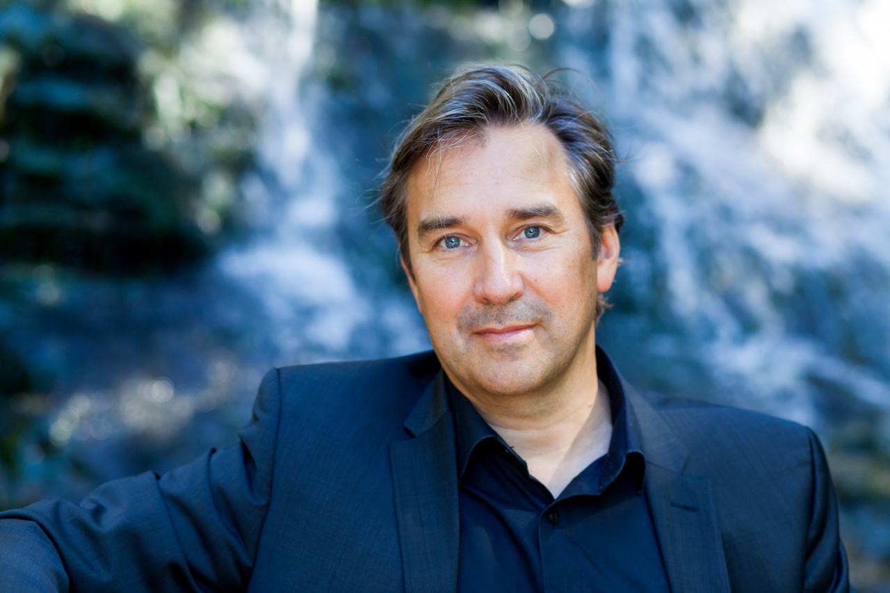 Joachim Haas in die Kamera schauend