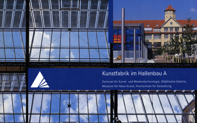 Das Cover zeigt den Himmel, gesehen durch das verglaste Dach der Lichthöfe des ZKM, sowie eine Außenansicht des Museum und des Glaskubus.