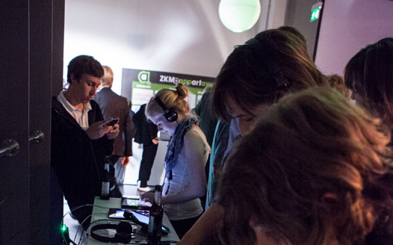 Personen testen Apps auf Tablets