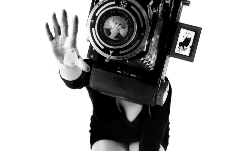 Lynn Hershman Leeson, Reach aus der Serie Phantom Limb,  1987,  Silbergelatineabzug auf Hadernpapier