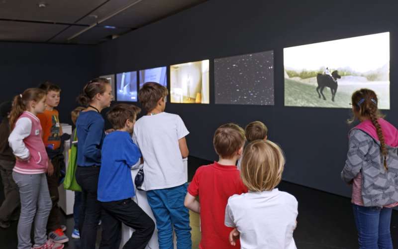 Kinder bei einer Seh-Reise in die Welt der Computerspiele.