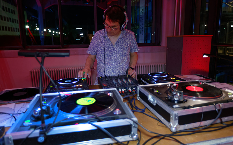 DJ Zipo während eines DJ-Sets auf dem ZKM_Musikbalkon im Rahmen des Festivals »Sonic Experiments« im Juli 2015.