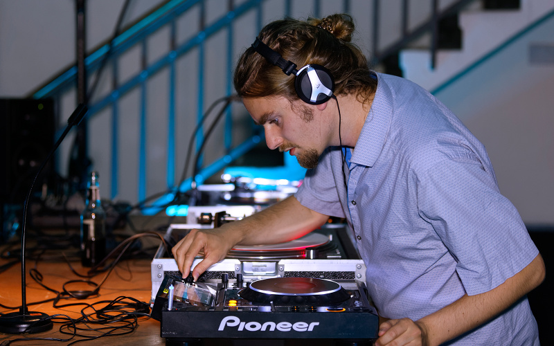 DJ Friday Dunard während eines DJ-Sets auf dem ZKM_Musikbalkon im Rahmen des Festivals »Sonic Experiments« im Juli 2015.