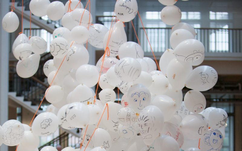 Viele bemalte weiße Luftballons