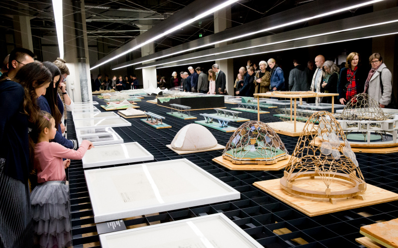 Besucher in der Ausstellung »Frei Otto. Denken in Modellen«