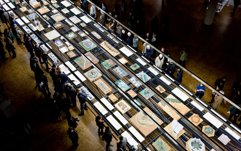 Besucher in der Ausstellung »Frei Otto. Denken in Modellen«