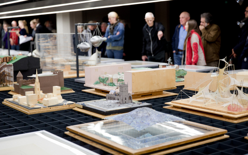 Besucher in der Ausstellung »Frei Otto. Denken in Modellen«