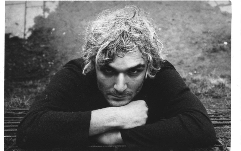 Das Foto zeigt ein Portrait des Musikers Antonis Anissegos