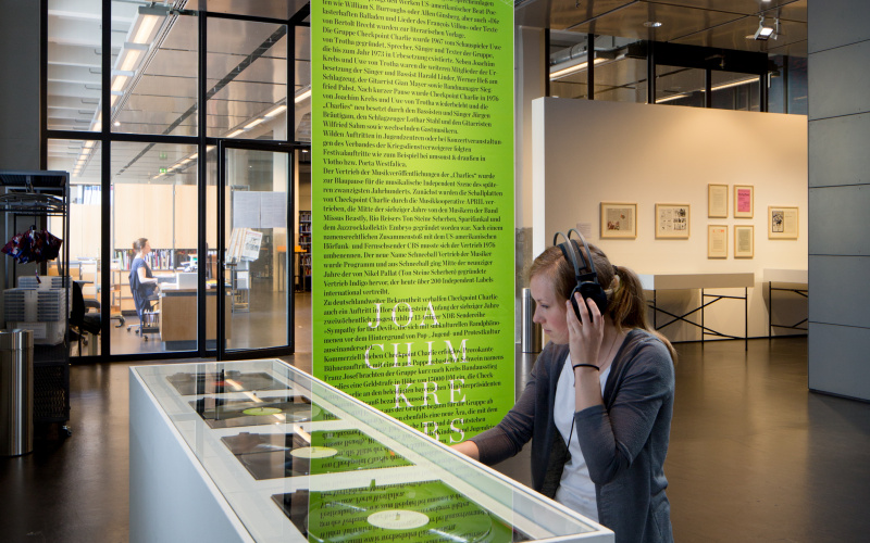 Blick in die Ausstellung »Joachim Krebs: Deleuze und der Sampler als Audio-Mikroskop«