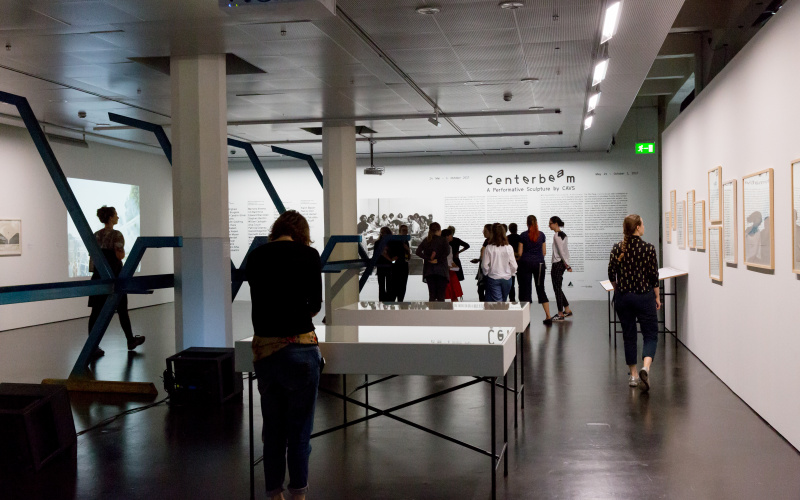 Blick in die Ausstellung »Centerbeam. Eine performative Skulptur des CAVS«