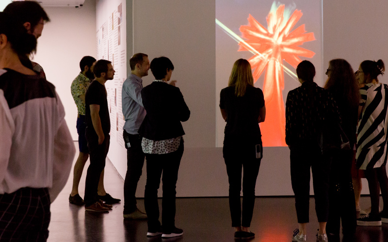 Das Foto zeigt BesucherInnen in der Ausstellung »Centerbeam«
