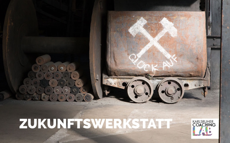Ein rostiger Güterwaggon mit der Aufschrift »Glück auf«