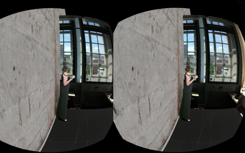 Zweigeteilte Darstellung einer Frau mit einer VR-Brille in einem Raum