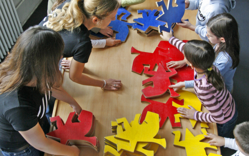 Kinder spielen Puzzelteilen