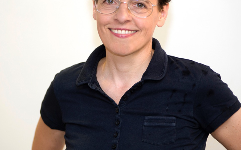 Portrait of Adrienne Braun in front of a white wall