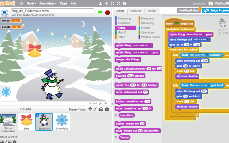 Benutzeroberfläche der Software »Sratch« mit der Computerspiele erstellt werden können. Wir sehen einen kleinen Schneemann, der die Straße entlang geht. Rechts neben dem Bild sind Befehle aufgelistet, die die Spielfigur programmieren.