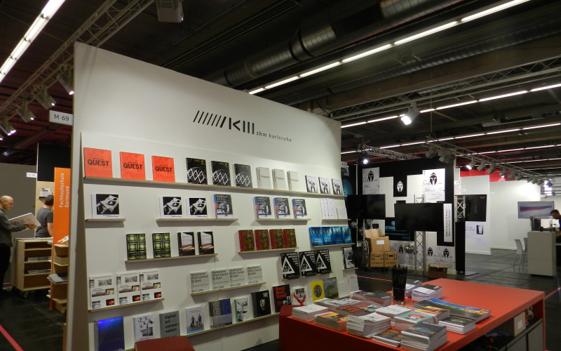 Bücher aufgereiht an einer weißen Wand