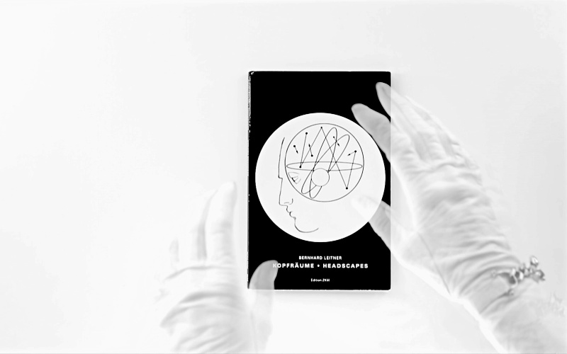 Zwei Hände in weissen Handschuhen vor einer schwarzen DVD-Hülle 