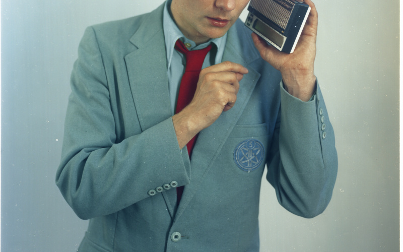 Ein Foto von Felix Kubin in grau-blauem Anzug mit roter Krawatte.