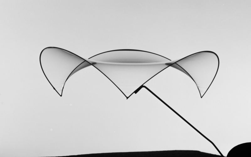 Frei Otto Fotografie: Minimalfläche aus einer Seifenhaut