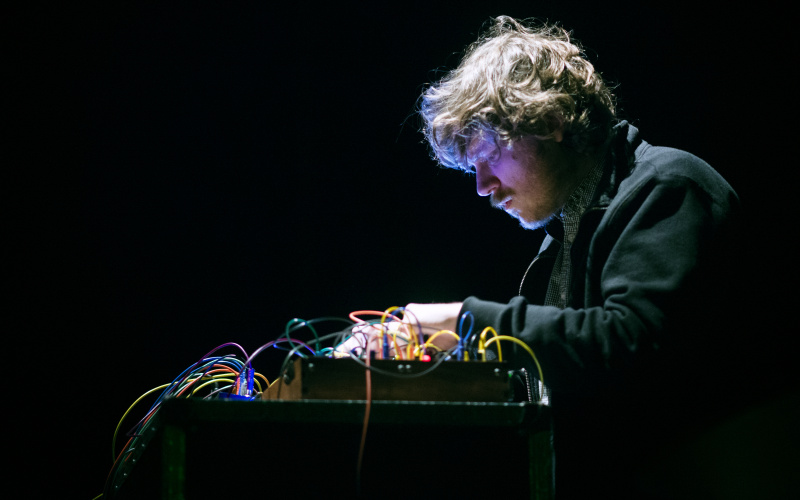 John Chantler an einem Synthesizer 