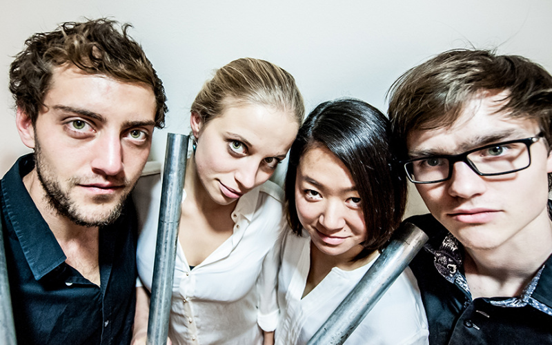 Vierköpfiges Ensemble des Daidalos Percussion Quartet. 