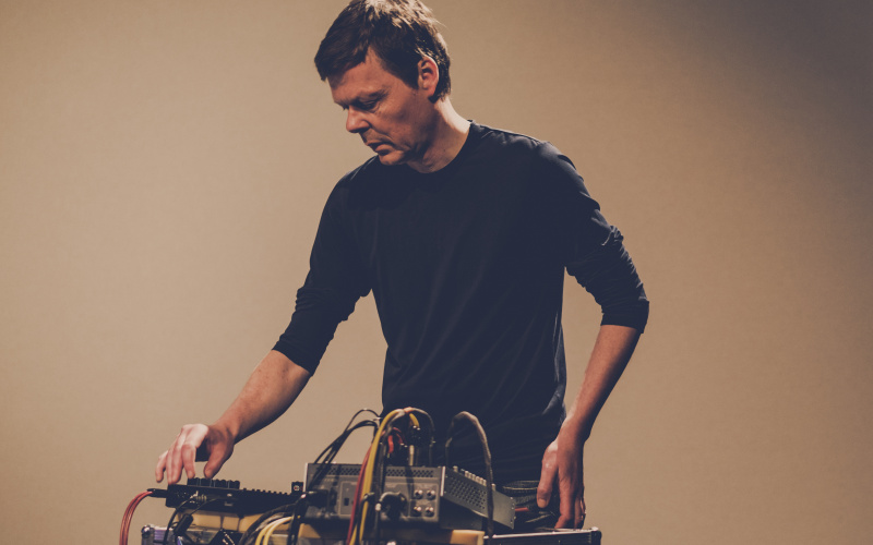 Das Foto zeigt den Ex-Kreidler Stefan Schneider vor einem Synthesizer